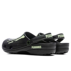 Pleasures X Classic Clog - Black -Pleasures Pleasures x Crocs Classic Clog Black 208267 001 10 28 22 Feature VR 4