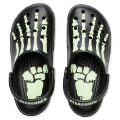 Pleasures X Classic Clog - Black -Pleasures Pleasures x Crocs Classic Clog Black 208267 001 10 28 22 Feature VR 6